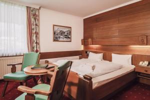 Un pat sau paturi într-o cameră la Hotel Martini Kaprun - including summercard