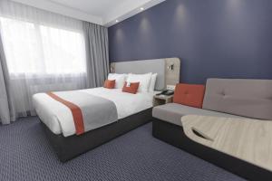 Postel nebo postele na pokoji v ubytování Holiday Inn Express Luzern-Neuenkirch by IHG + 37 fotografií