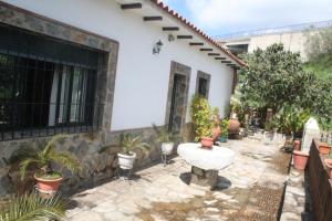 een stenen patio met een fontein voor een huis bij EL SITIO DE SU RECREO in Jerez de los Caballeros