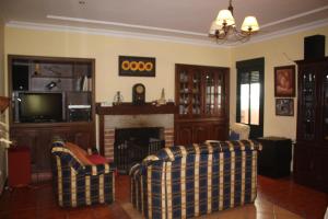 een woonkamer met 2 stoelen en een open haard bij EL SITIO DE SU RECREO in Jerez de los Caballeros