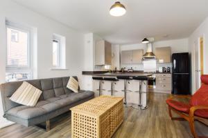 uma sala de estar com um sofá e uma cozinha em Raphael Retreat em Newport