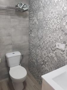 łazienka z toaletą i umywalką w obiekcie New apartamento Jupiter w mieście Benalmádena +15 zdjęć