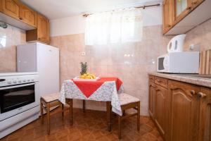 Kuchyňa alebo kuchynka v ubytovaní Vacation home, Ferienhaus KLAUDIA in Kraj, Mošćenička Draga near Opatija + 19 fotografií