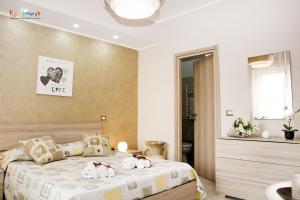 1 dormitorio con 1 cama con toallas en b&b l'olimpo en Campobasso