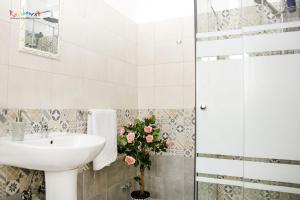 a bathroom with a sink and a shower at b&b l'olimpo in Campobasso