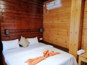 Een bed of bedden in een kamer bij The Cabin Ella