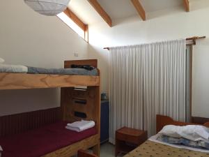 Bunk bed o mga bunk bed sa kuwarto sa Gran casa en Isla Negra