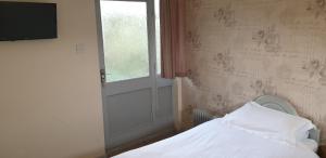 A bed or beds in a room at Beoley Lodge 