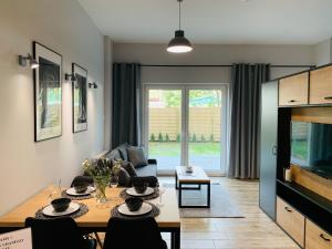 een woonkamer met een tafel en een televisie bij Property Apart - Soft Lofty Legnicka Centrum in Wrocław
