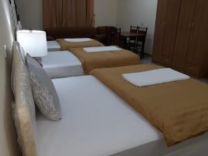 Cama ou camas em um quarto em Ahlam Villa Musandam