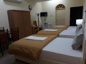 Cama ou camas em um quarto em Ahlam Villa Musandam