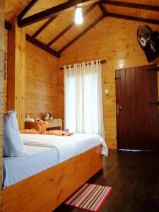 Een bed of bedden in een kamer bij The Cabin Ella