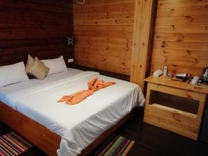 Een bed of bedden in een kamer bij The Cabin Ella