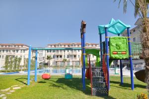 un parque infantil con un edificio al fondo en ADEMPİRA TERMAL&SPAHOTEL en Denizli