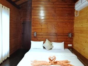 Een bed of bedden in een kamer bij The Cabin Ella