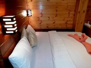 Een bed of bedden in een kamer bij The Cabin Ella
