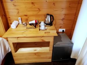 Příslušenství pro přípravu čaje a kávy v ubytování The Cabin Ella