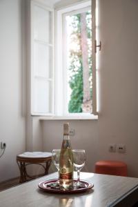 eine Flasche Wein auf dem Tisch mit zwei Gläsern in der Unterkunft Apartment Old Town in Herceg-Novi