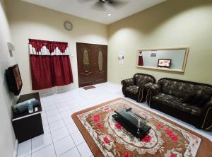 Телевизор и/или развлекательный центр в Homestay selinsing