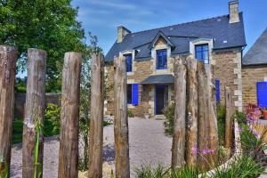 a wooden fence in front of a house at LES POIS SONT ROZ in Perros-Guirec