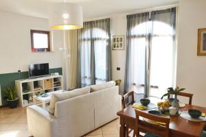 ein Wohnzimmer mit einem Sofa und einem Tisch in der Unterkunft Il Nespolo in Cavriglia