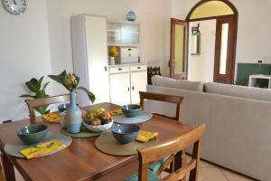 einen Tisch mit Obstschalen im Wohnzimmer in der Unterkunft Il Nespolo in Cavriglia