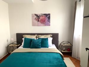 - une chambre avec un grand lit et des oreillers bleus dans l'établissement Duplexe Marina Beach, à Restinga Smir