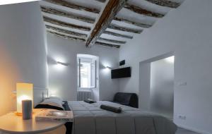 een slaapkamer met een bed, een tafel en een plafond bij Pasticcio Guest House in Perugia
