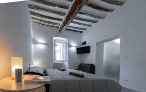 Un pat sau paturi într-o cameră la Pasticcio Guest House-Locazione Turistica 30013