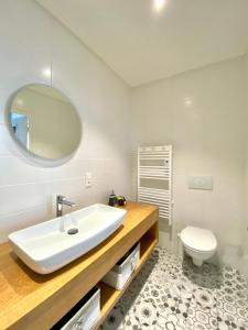 een witte badkamer met een wastafel en een toilet bij Manoir 1838 à - 3 km du Zoo de Beauval & proche des châteaux in Saint-Aignan
