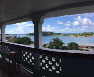 einen Balkon mit Blick auf das Wasser in der Unterkunft Harbour Vista Inn in Castries