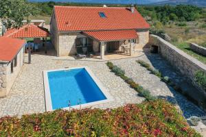 una vista aérea de una casa con piscina en Rural House Gluic, en Bogatić