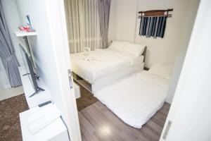 チェンマイにあるD'vieng Santithum Condo by Pingのベッド2台とテレビが備わる小さな客室です。 +36枚の写真