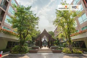 チェンマイにあるD'vieng Santithum Condo by Pingの二棟中間の建物