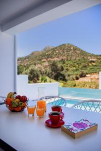 - une table avec un bol de fruits et de jus d'orange dans l'établissement Adrianna Villa 1, à Balíon