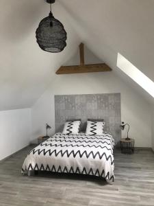 Tempat tidur dalam kamar di LE CHARME D OGNES