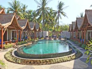 a swimming pool in the middle of a resort at Gili One Resort in Gili Trawangan