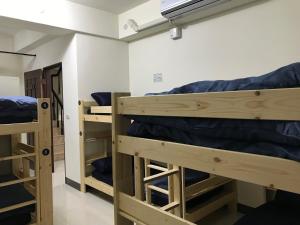 Tempat tidur dalam kamar di Sam-Lin Hostel