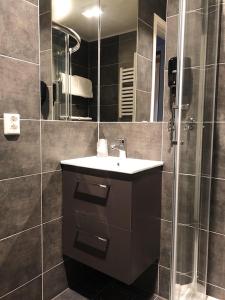 W łazience znajduje się umywalka i prysznic. w obiekcie Stetind Hotel w mieście Kjøpsvik