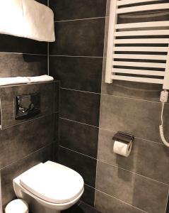 a bathroom with a white toilet and a window at Stetind Hotel in Kjøpsvik