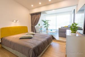 una camera da letto con un letto con cuscini sopra di Apartamento - OASIS a Morro del Jable