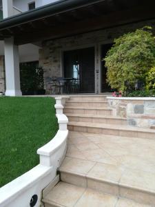Un patio con escaleras que conducen a una casa. en Casa Lorena, en Desenzano del Garda