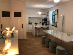 - une cuisine et un salon avec un comptoir et une table dans l'établissement APPARTEMENT GRAND CONFORT PORQUEROLLES, à Porquerolles
