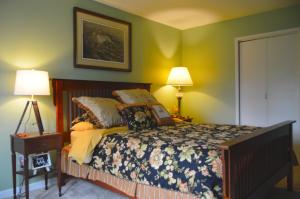 מיטה או מיטות בחדר ב-Yellow Door Bed and Breakfast