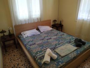 sypialnia z łóżkiem z butami w obiekcie Vangelis House near Athens Airport w mieście Artemida