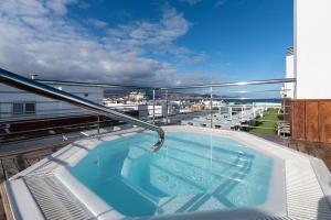 bañera de hidromasaje en el balcón de un edificio en Exe Las Palmas, en Las Palmas de Gran Canaria