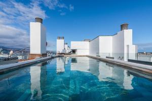 een zwembad op het dak van een gebouw bij Exe Las Palmas in Las Palmas de Gran Canaria