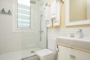y baño con aseo, lavabo y ducha. en Hostal Poblenou, en Barcelona