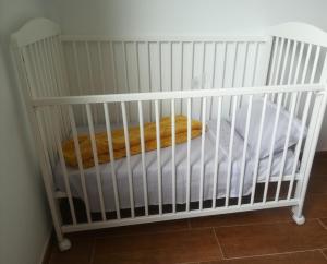 a white crib with a mattress in a room at Casa Rural en Escullar - La Real in Escúllar