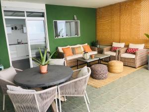 - un salon avec une table et des chaises dans l'établissement La Casa Verde, à Radazul